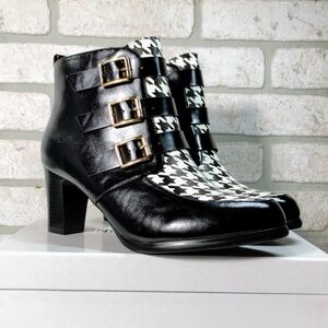 Midnight Velvet Ankle Boots Women 9.5 Wide Black White Stylish Bold Cool Mom New